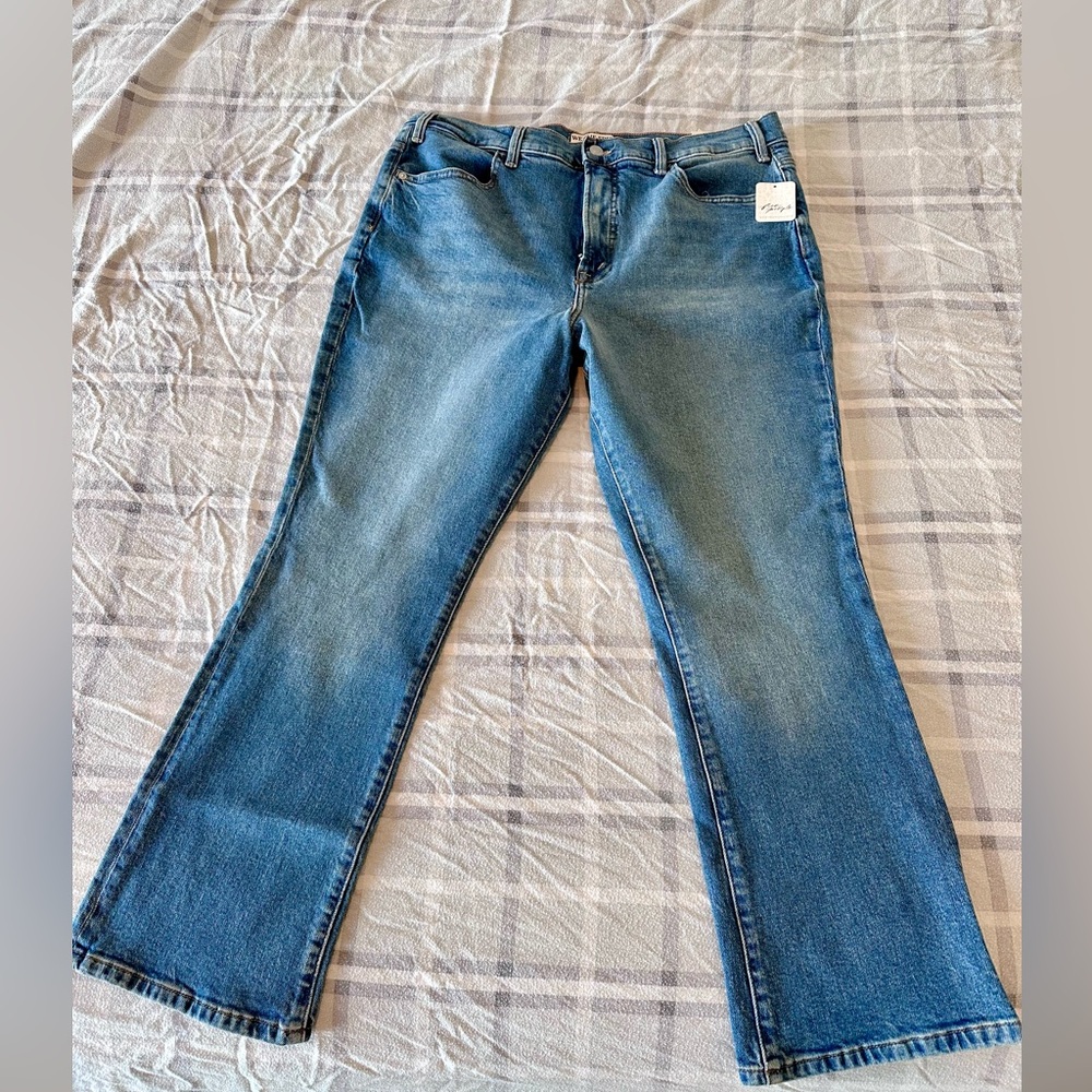 Free People NWT- Low Maintenance Mid Rise Crop Boot Jeans